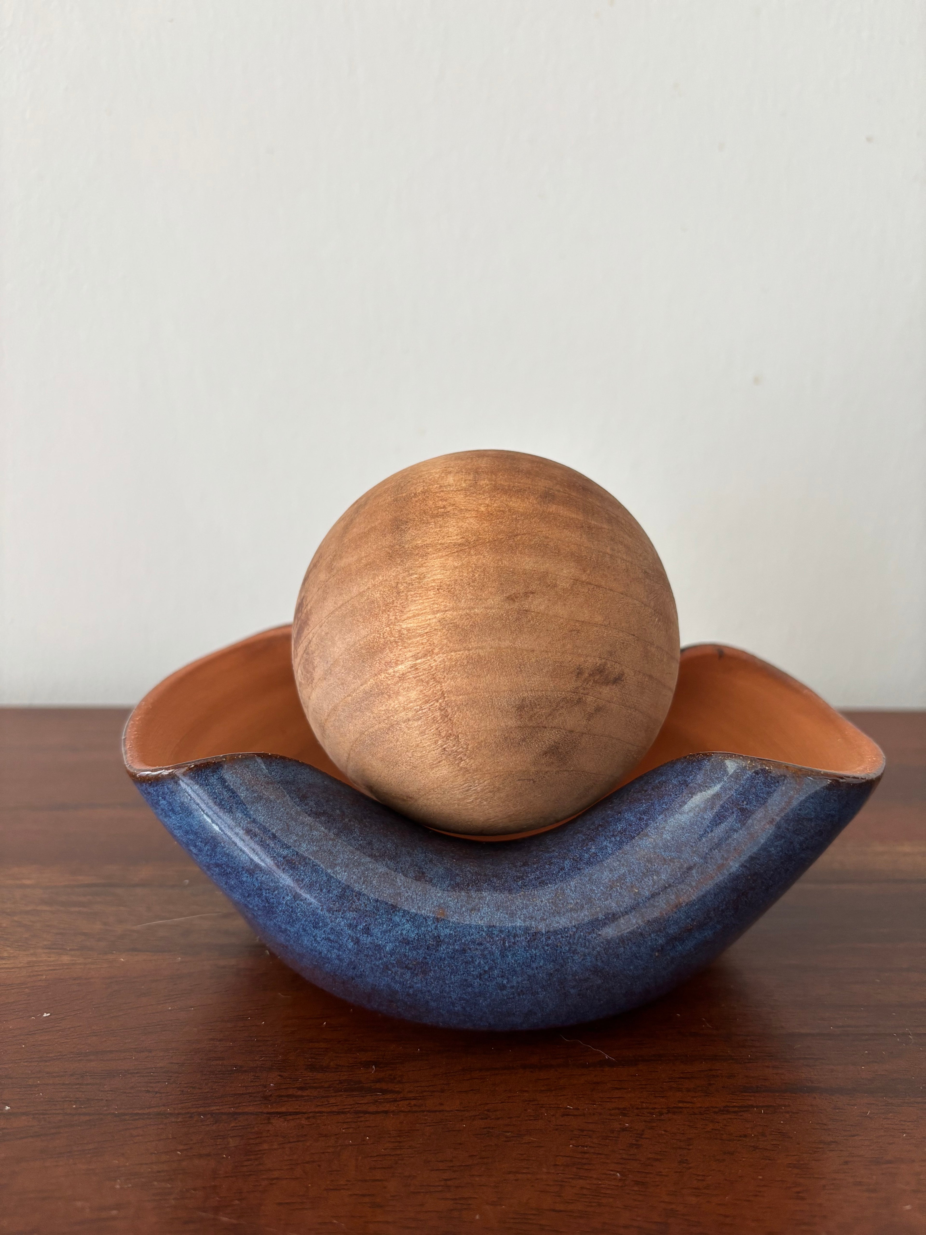Plato decorativo con esfera de madera