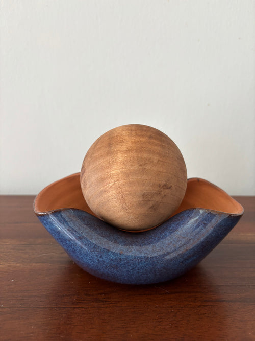 Plato decorativo con esfera de madera