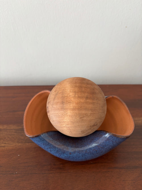 Plato decorativo con esfera de madera