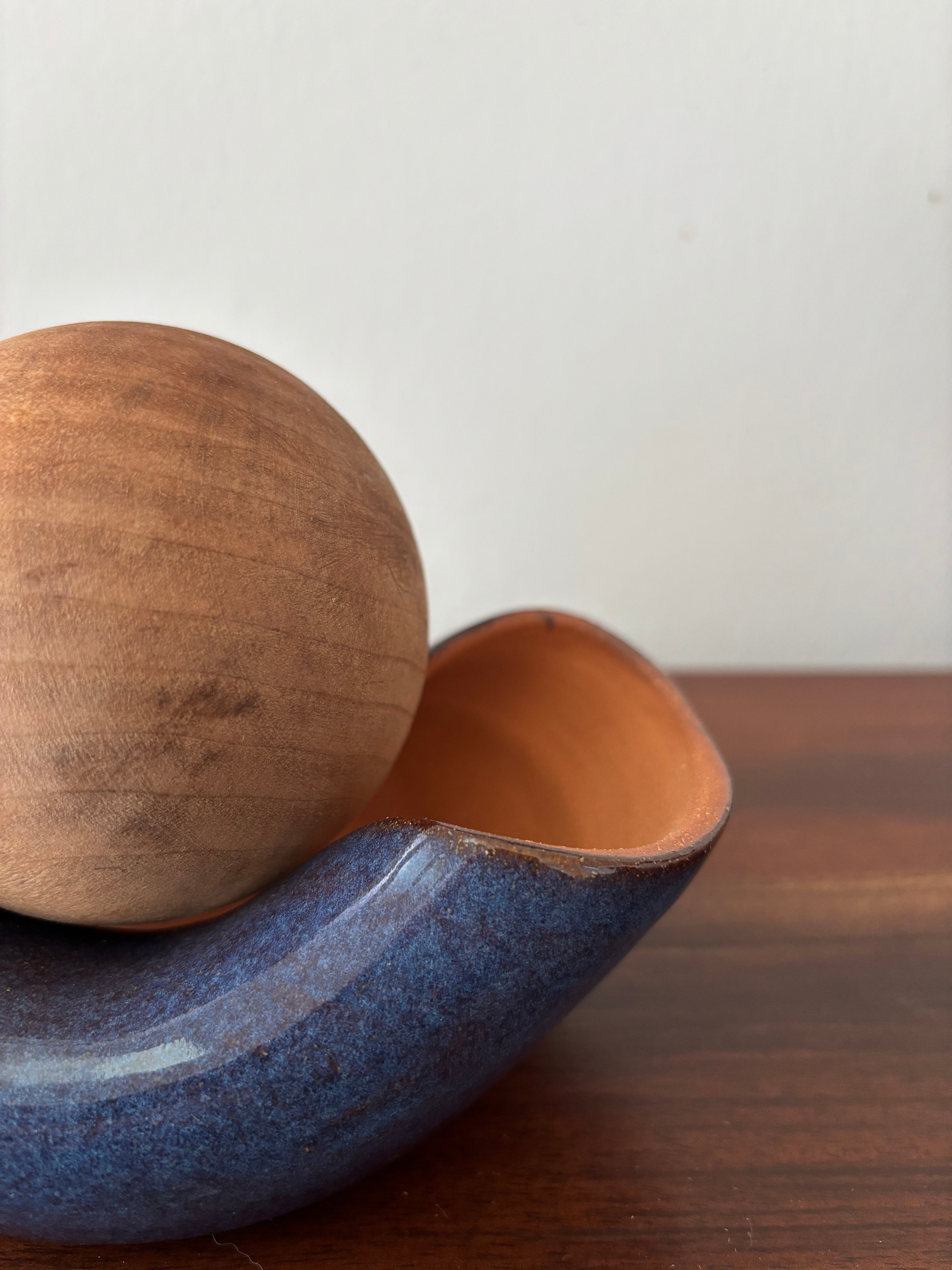 Plato decorativo con esfera de madera