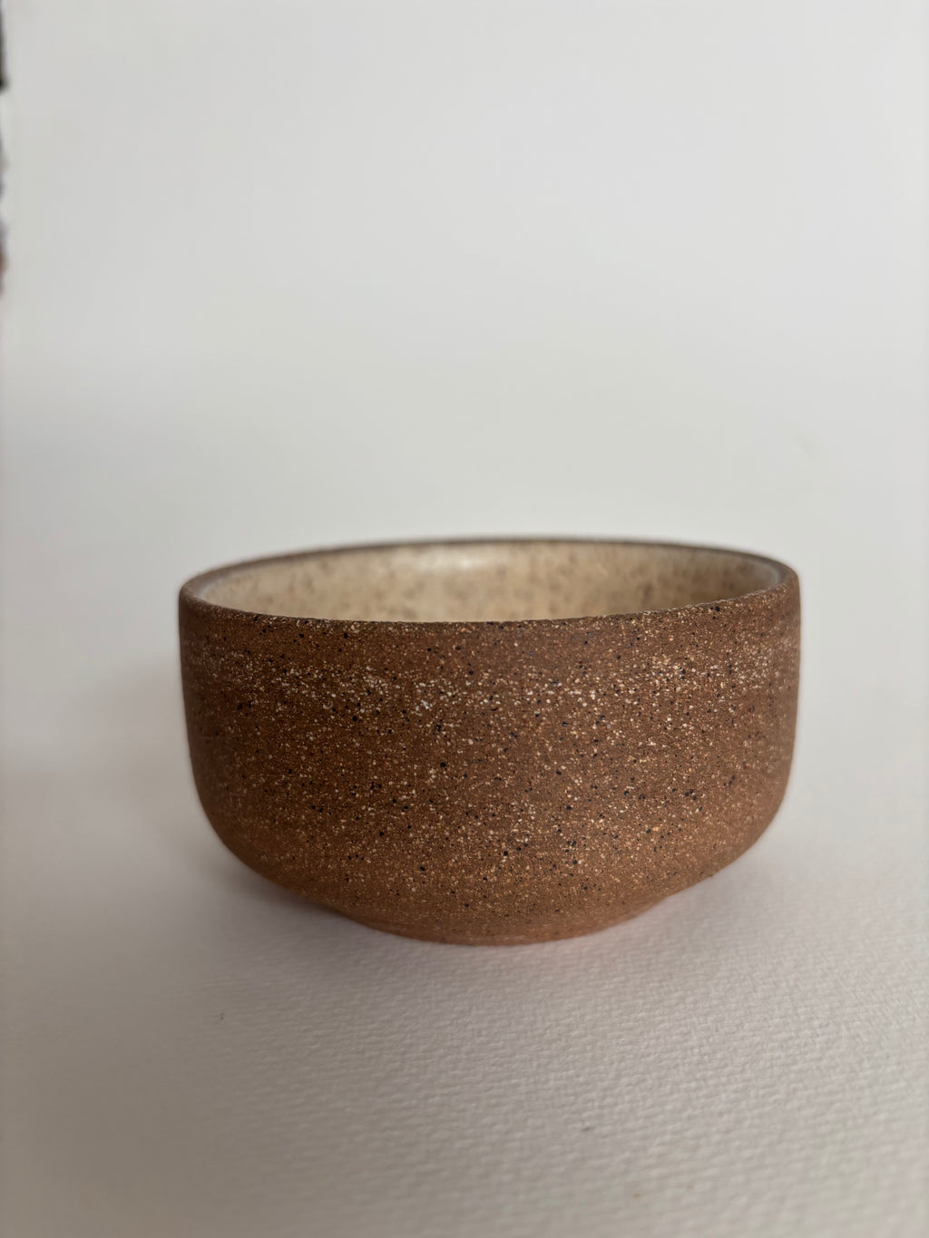 Plato pequeño marrón con puntos negros