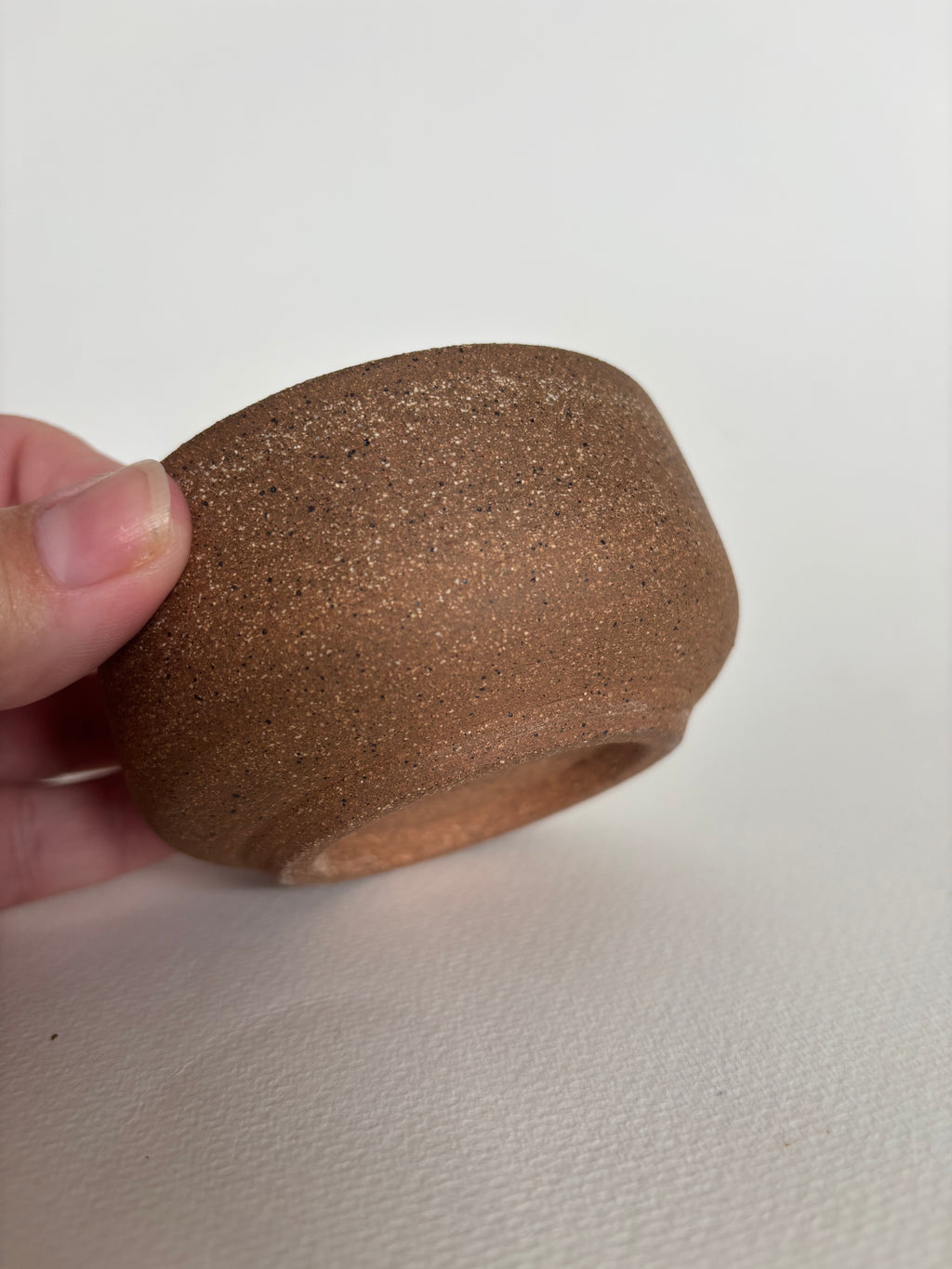 Plato pequeño marrón con puntos negros