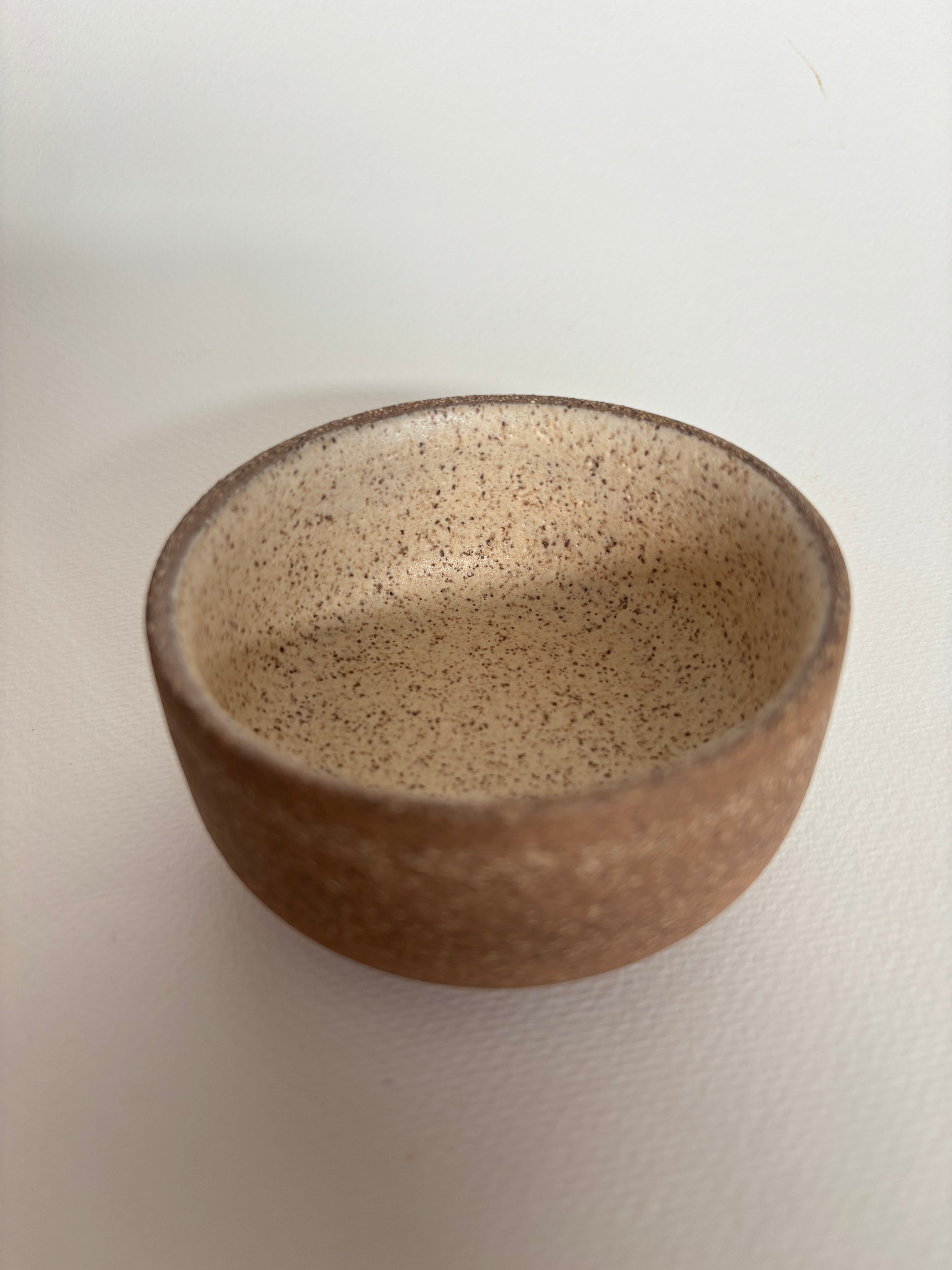 Plato pequeño marrón con puntos negros